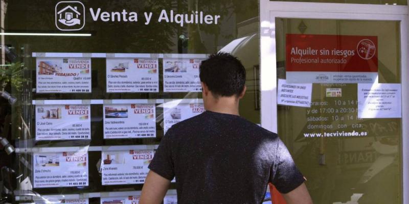 Vista de un escaparate de una inmobiliaria en Madrid. 