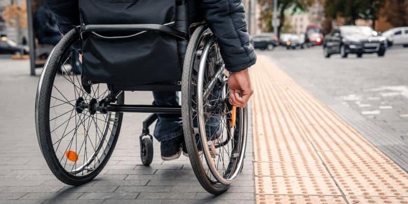 Imagen de una persona en silla de ruedas/Revista UNE El proyecto AaccessibleEU pretende mejorar la accesibilidad