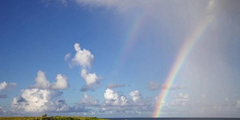 Un arco iris en la playa