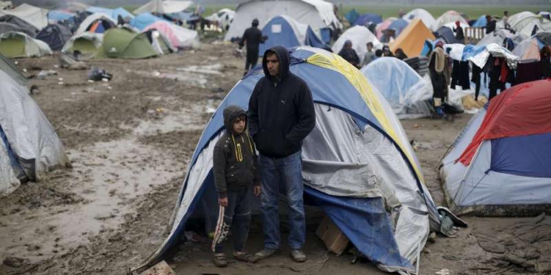Un padre y su hijo en el campo de refugiados de Idomeni / Imagen de Alkis Constantinidis/Reuters