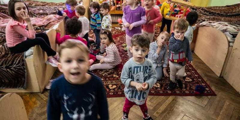 Niños en orfanatos buscando acogida