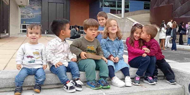 Imagen de niños con acondroplasia/El Mundo Medicamento para mejorar la salud mental de los niños con acondroplasia