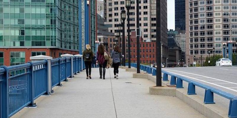 Imagen de Pixabay sobre grupo de chicas Grupo de chicas paseando por la calle