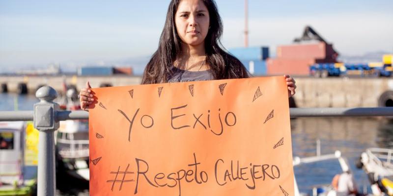 Mujer con una pancarta que dice: Yo exijo respeto callejero