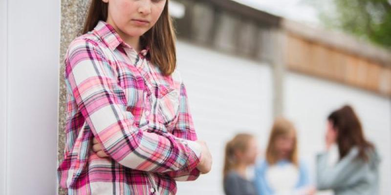 Adolescentes en el patio de un colegio 