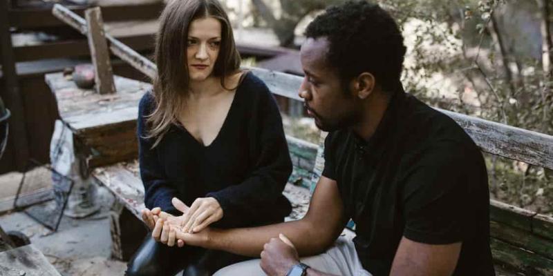 Imagen de una pareja discutiendo/Psicóloga Daniela Werner Actitudes y comportamientos defensivos