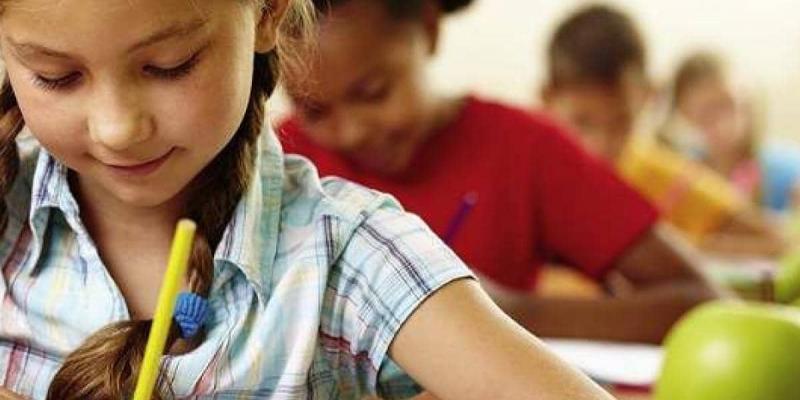 Imagen de una niña en el colegio/ELTIEMPO Reducir la pobreza mejora la actividad cerebral en la infancia