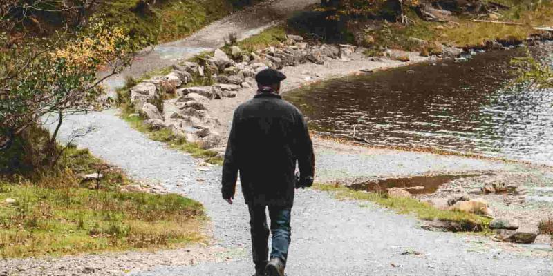Imagen de una persona andando/20Minutos Cuántos pasos hay que dar para mejorar nuestra salud