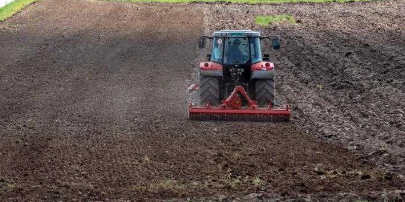 Biodiversidad | Foto de Florian Altermatt Un tractor en un campo de cultivo