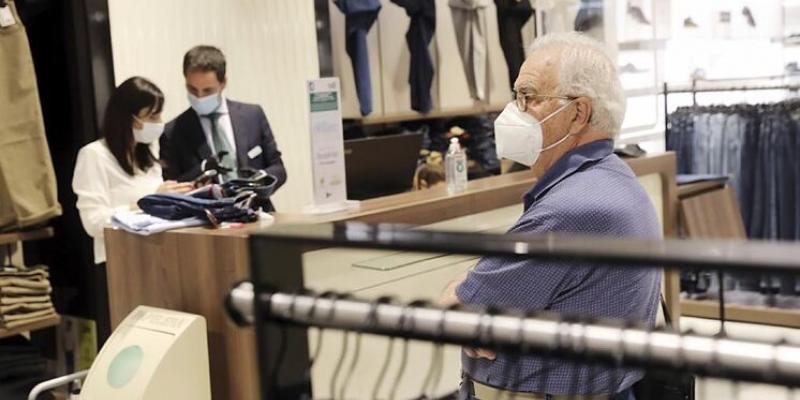 Actividades riesgo de contagio por coronavirus Imagen de un establecimiento comercial en Málaga. ANTONIO PASTOR / EL MUNDO