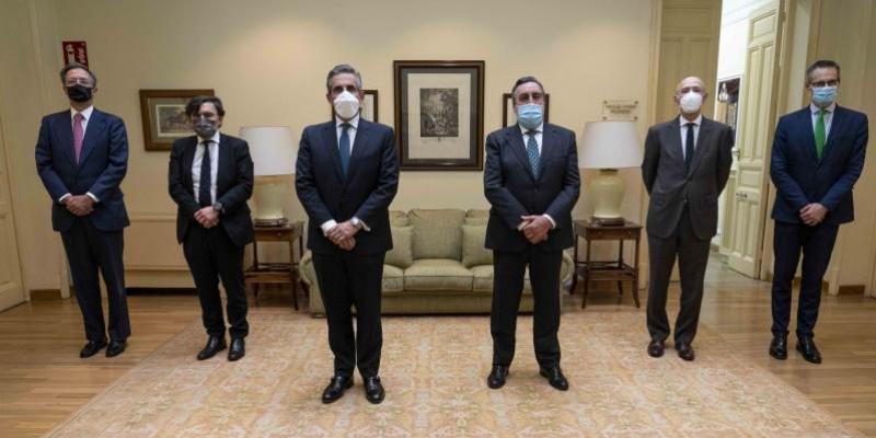 Responsables de ONCE y el Corte inglés en una foto de grupo, traje y mascarilla 