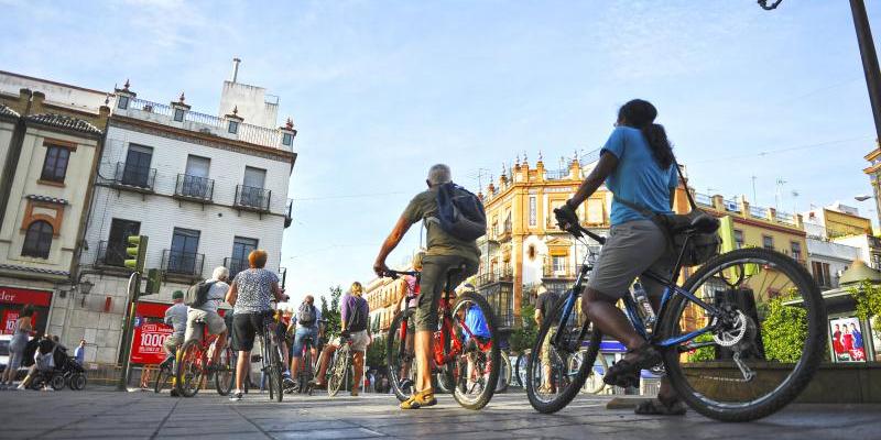 Un 42 % de los conductores rechazan ir más despacio cuando adelanten a ciclistas, como quiere la DGT Ciclistas en ciudad | Foto: Miteco / Servimedia