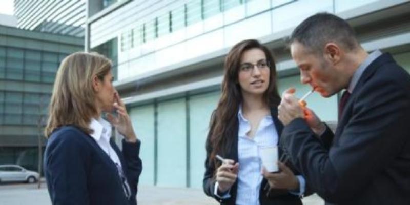 Adicciones Personas fumando. Uno de los tipos de adicciones más extendidos