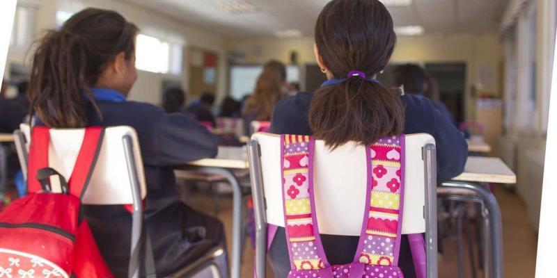 Imagen de dos niñas en clase/infoLibre Los niños y adolescentes: preocupaciones sociales