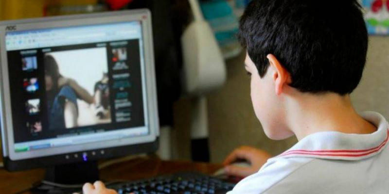 El 68,2% de los adolescentes españoles ven porno, según un informe de Save the Children Casi la mitad de los adolescentes que ven porno lo validan como referencia sobre sexualidad