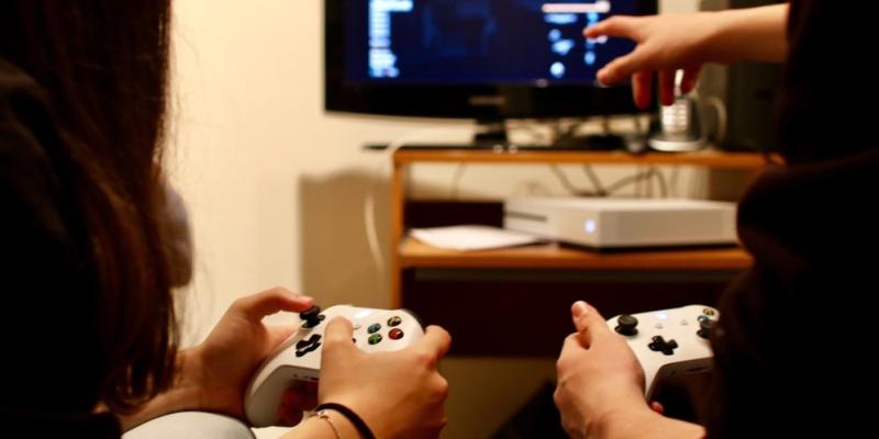 Imagen de dos jóvenes jugando a la consola/envatoelements La OMS alerta sobre la vida saludable de los adolescentes