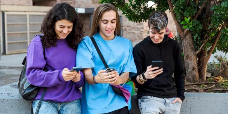 Varios adolescentes consultan sus móviles | Foto de 123RF/viviendo Varios adolescentes consultan sus móviles