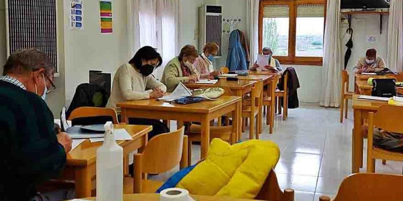 Adultos / El Periódico de Aragón Los adultos vuelven a las aulas tras muchos años