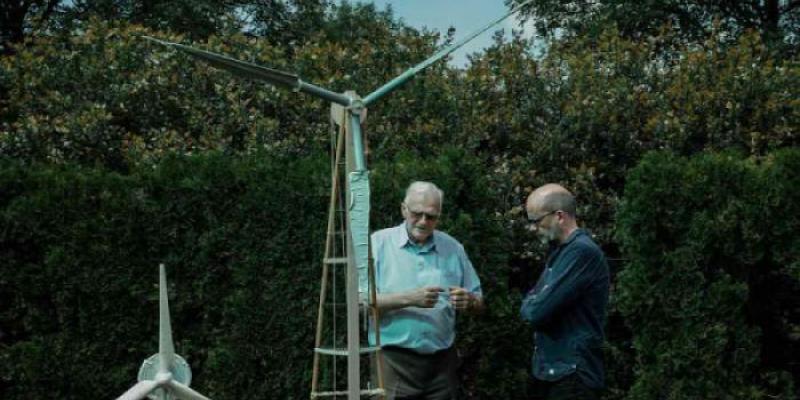 El aerogenerador de Horst Bendix - EcoInventos Horst Bendix posa junto a su aerogenerador