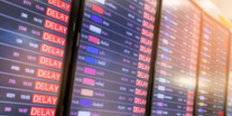 Imagen de un cartel con vuelos cancelados/El Mundo Problemas en aerolíneas