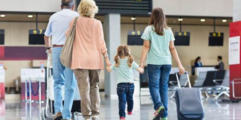 Viajeros en un aeropuerto español | Foto de Aena Viajeros en un aeropuerto