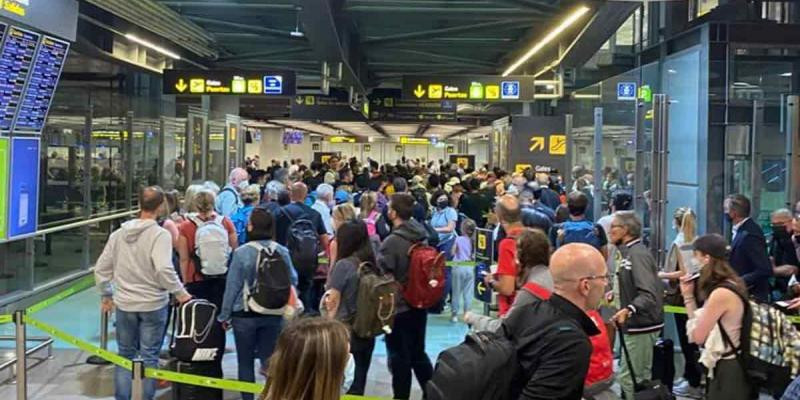 Imagen de gente aglomerada en un aeropuerto/elEconomista La falta de personal obliga a reducir vuelos en los aeropuertos europeos