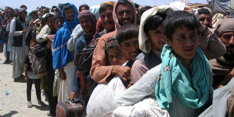 Reuters Civiles afganos han estado tratando de huir de su país tras la precipitada toma de control del Talibán.