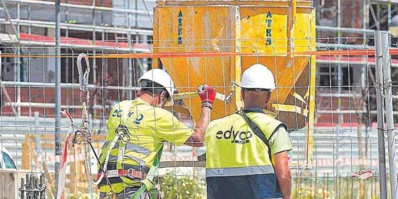 Imagen de dos trabajadores/El Periódico de Mediterráneo Crece el empleo extranjero en España