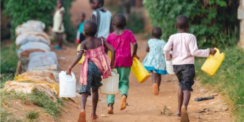 Niños yendo a por agua potable