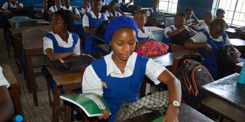 Las niñas africanas se enfrentan a la prohibición de ir a la escuela por estar embarazadas