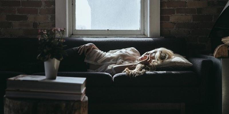 Qué es la agorafobia Chica tumbada en el sofá de su casa / Pixabay