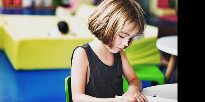 Imagen de SecureKids Niña en el colegio