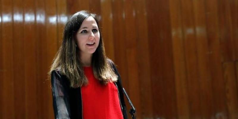 Agenda 2030/ El Mundo Ione Belarra en un atril, traje oscuro y melena a la altura del cuello.