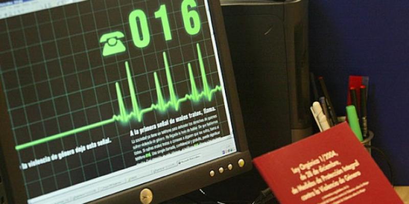 El servicio telefónico del 016 se ampliará en 2021 a las agresiones sexuales, el acoso o la mutilación genital El 016 se amplía a agresiones sexuales, acoso o mutilación