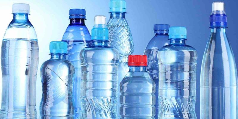 ¿Es saludable beber agua embotellada en plástico?