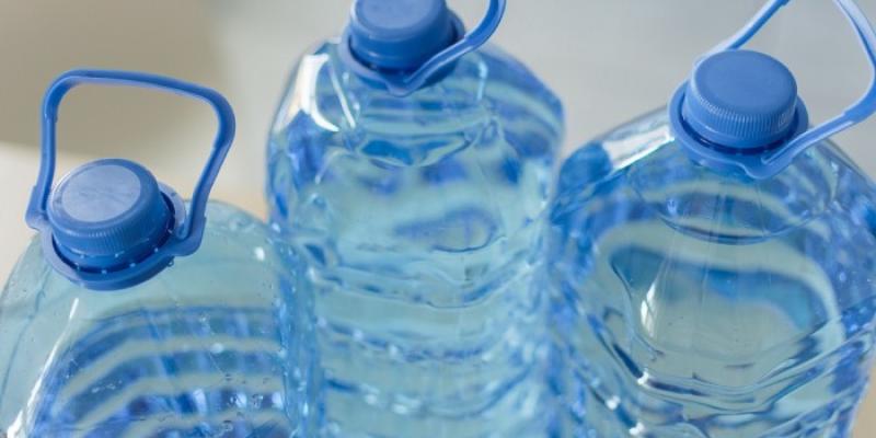Garrafas de agua embotellada | Foto de 123RF/innadodor Garrafas de agua embotellada