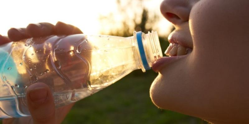 Agua embotellada Persona bebiendo agua embotellada