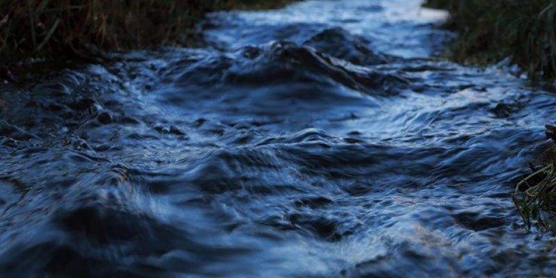 Agua limpia corriendo por el río/ Pixabay Agua limpia