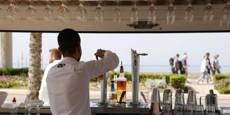 La intención es fomentar hábitos saludables para el corazón - dpa/picture alliance via Getty Camarero en una barra de bar sirviendo una cerveza