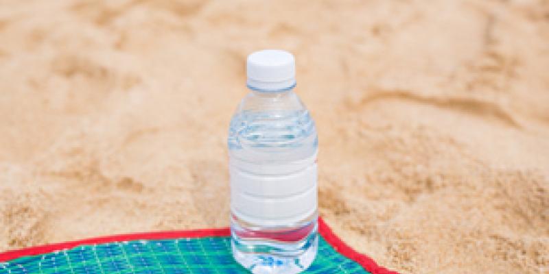 Imagen de una botella de agua/envatoelements Los expertos recomiendan qué agua mineral embotellada debemos comprar