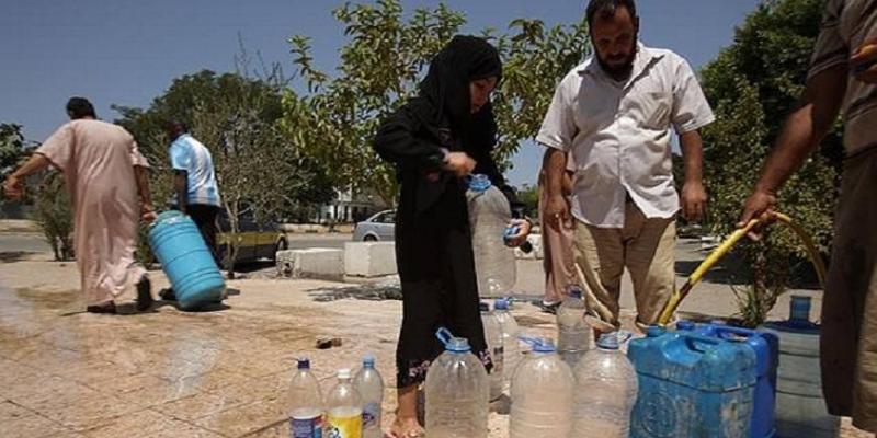 Personas consiguiendo agua potable en Palestina