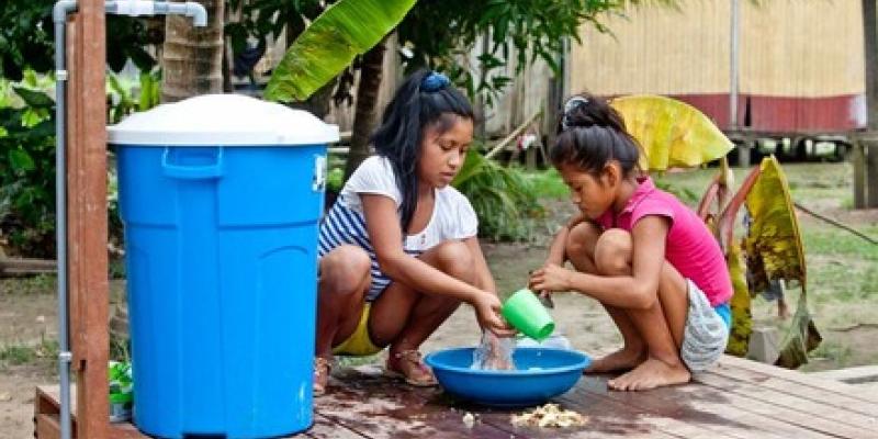 Imagen de dos niñas del Amazonia/Unicef Agua potable y saneamiento en el Amazonia