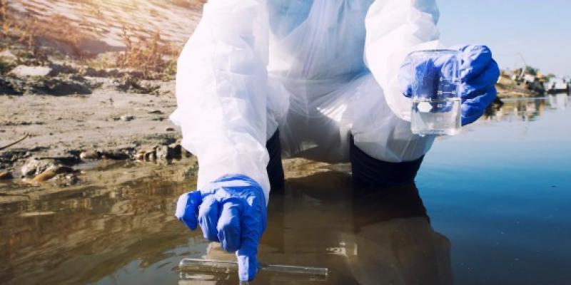 Especialista recogiendo muestras de aguas residuales, donde se detectan drogas