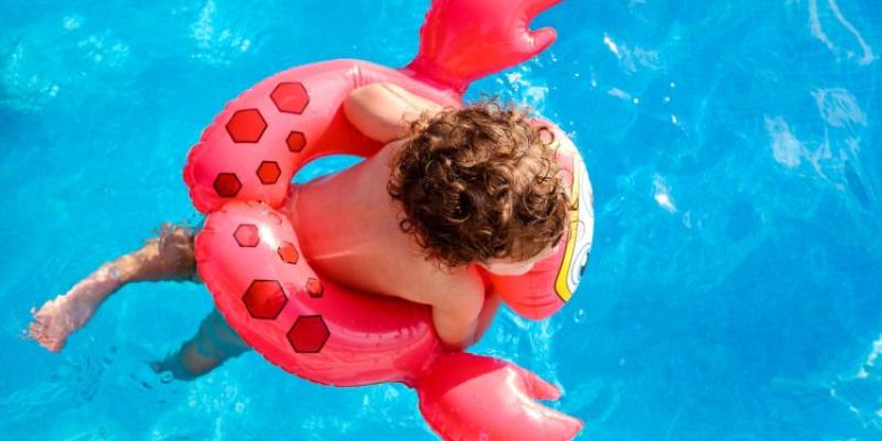 Imagen de un niño con un flotador/Mundo Deportivo ¿Manguitos o flotadores? La mejor seguridad para los niños