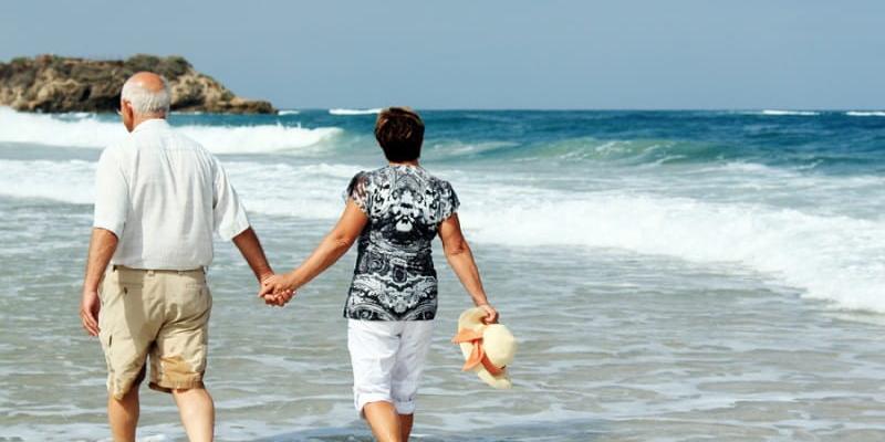 Imagen de dos personas mayores paseando por la playa/Grupo Casaverde Las personas mayores sufren una alta tasa de ahogamientos en verano