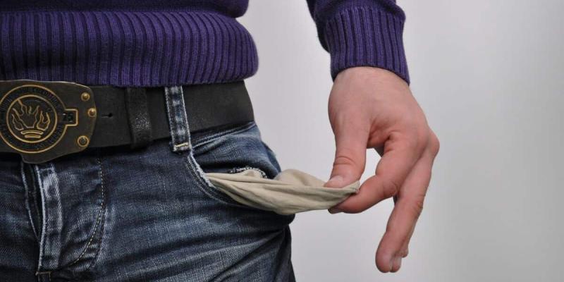 Imagen de una persona con el bolsillo vacío/Diario de Sevilla Gran parte de los andaluces viven al día y no pueden ahorrar