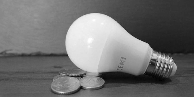 Ecoflow te cuenta cómo ahorrar en tu factura de la luz/ EcoFlow Dinero junto a una bombilla