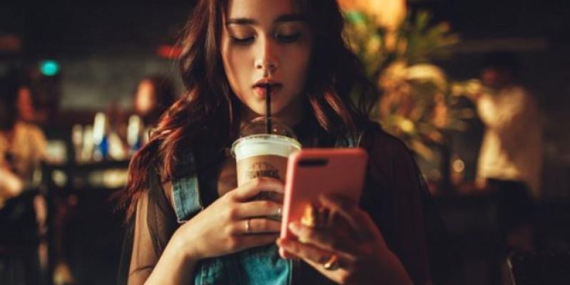 Chica con un teléfono móvil