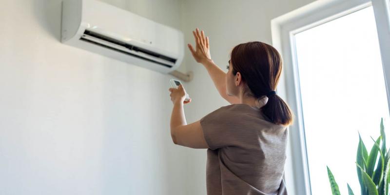 Imagen de una mujer con el aire acondicionado/El HuffPost El Gobierno aprueba un paquete de medidas para el ahorro energético