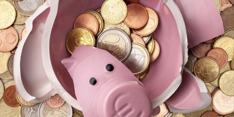 Imagen de una hucha rota/elEconomista Mantener a salvo tus ahorros en caso de guerra
